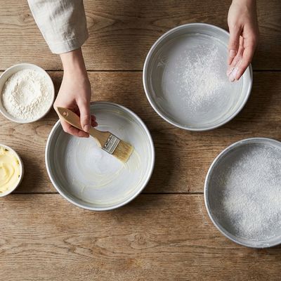 How to Properly Grease and Flour a Cake Pan